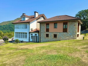 Front of property - Hotel Quinta Solera (Oviedo)
