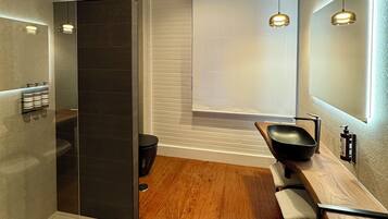 Deluxe Room, Private Bathroom, Valley View | Bathroom | Shower, hair dryer, slippers, towels