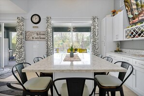 Villa, 6 chambres | Restauration