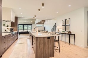 House, 4 Bedrooms | Private kitchen | Fridge, oven, coffee/tea maker, toaster