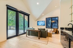 House, 4 Bedrooms | Living area | Smart TV