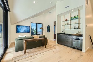 House, 4 Bedrooms | Living area | Smart TV