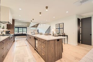 Casa, 4 quartos | Cozinha privada | Geladeira