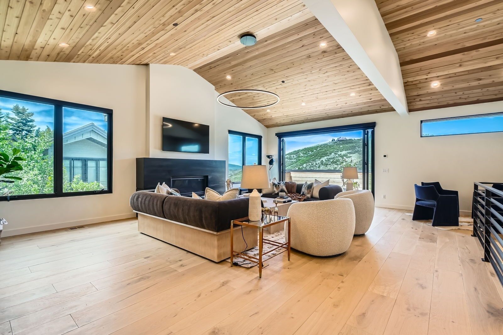 House, 4 Bedrooms | Living area | Smart TV