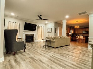 Smart TV, stereo - Family & Racing Excitement Await (Charlotte)