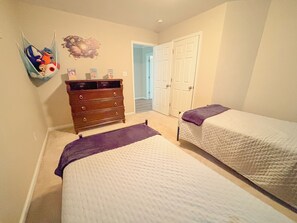 4 bedrooms, iron/ironing board, WiFi, bed sheets - Family & Racing Excitement Await (Charlotte)