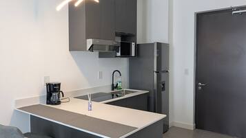 Jääkaappi, mikroaaltouuni, liesi, kahvin-/teenkeitin