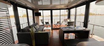 Urlaub im schwimmenden Ferienhaus, mitten in der Natur,