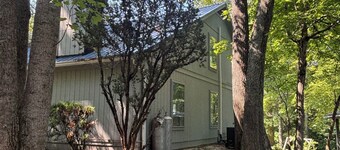 3-bedroom house in charming Jamestown with easy access to boat ramp!