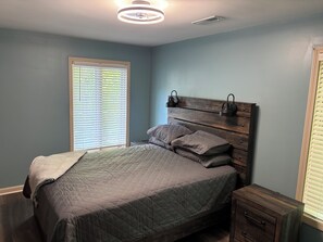 3 bedrooms, iron/ironing board, internet, bed sheets