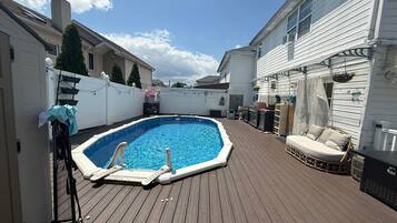 Una piscina al aire libre, una piscina climatizada