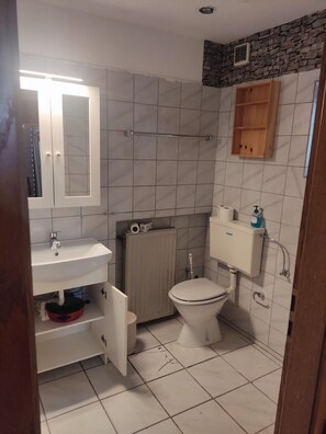 Dusche, Handtücher, Seife, Toilettenpapier