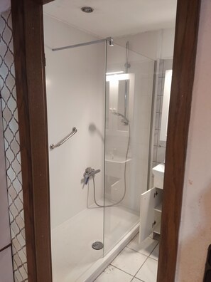Dusche, Handtücher, Seife, Toilettenpapier