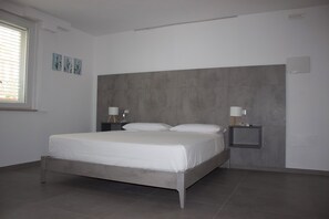 Habitación cuádruple Confort | Escritorio, espacio para trabajar con un portátil, wifi gratis