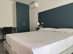 Escritorio, espacio para trabajar con un portátil, wifi gratis