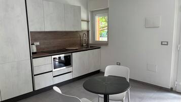 Frigorifero con congelatore, microonde, piano cottura, lavastoviglie