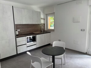 Frigorífic gran, microones, placa de cuina i rentaplats 