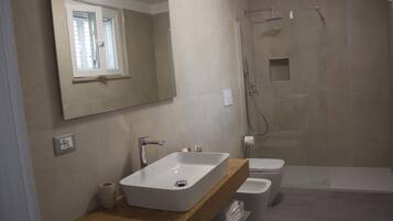 Comfort Quadruple Room | Bilik Mandi | Pancuran mandi, pengering rambut, tuala disediakan, sabun