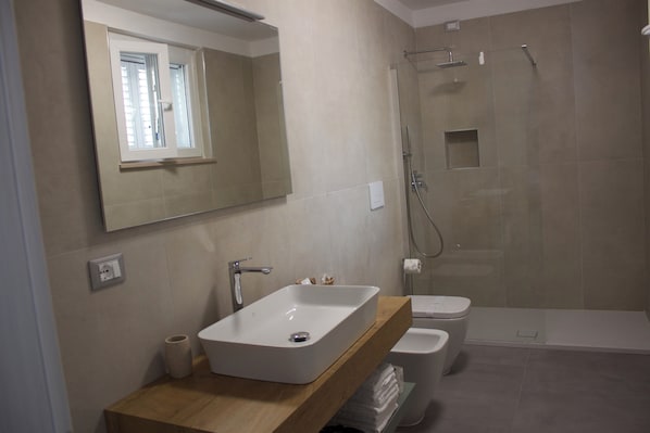 Comfort-Vierbettzimmer | Badezimmer
