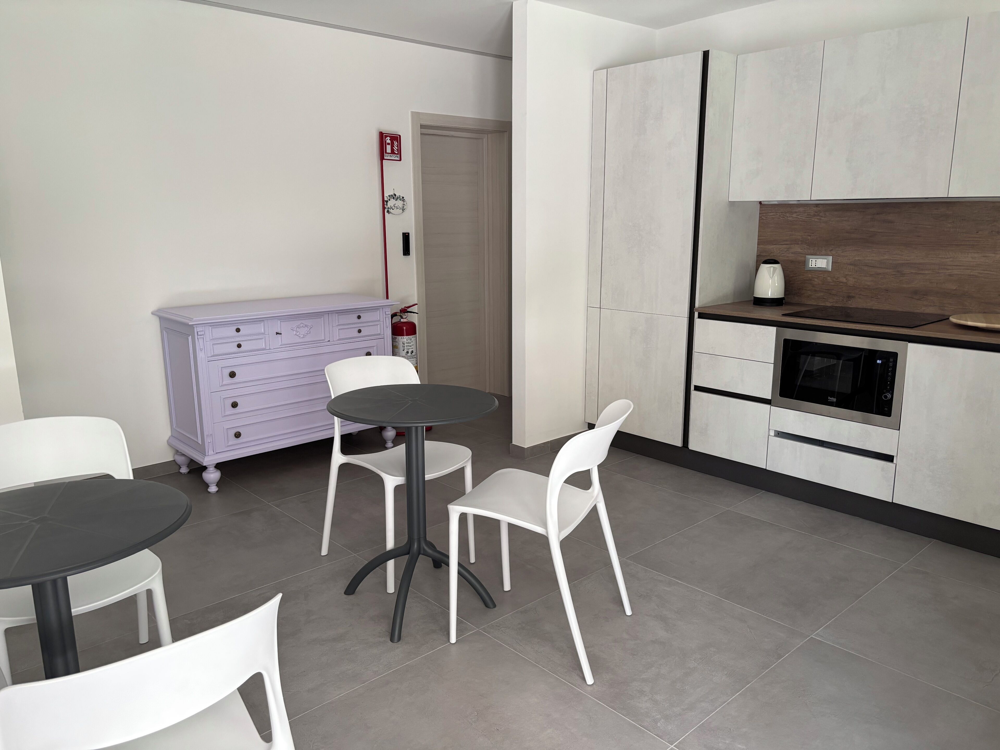 Full-sized fridge, microwave, stovetop, dishwasher