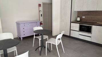 Full-sized fridge, microwave, stovetop, dishwasher