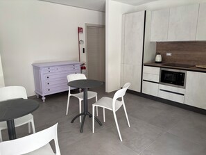Refrigerador con freezer, microondas, placa de cocina, lavavajillas