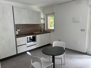 Frigorífico grande, microondas, placa de cocina y lavavajillas