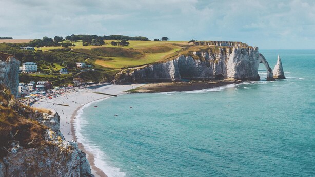 A coastal landscape with cliffs, a beach, and a town. - Small, quiet country house, 100% nature, no neighbors or noise (Tinchebray-Bocage)