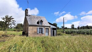 A stone house with a sloped roof, a chimney, and a door with shutters. - Small, quiet country house, 100% nature, no neighbors or noise (Tinchebray-Bocage)