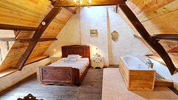 1 bedroom, bed sheets