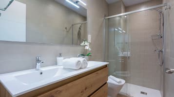 Apartment (2 Bedrooms) | Bathroom | Shower