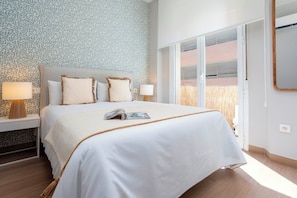Tabla de planchar con plancha y ropa de cama