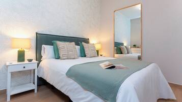 Tabla de planchar con plancha y ropa de cama