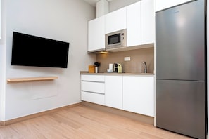 Apartment (1 Bedroom) | Private kitchen | Microwave, high chair