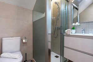 Apartment (1 Bedroom) | Bathroom | Shower