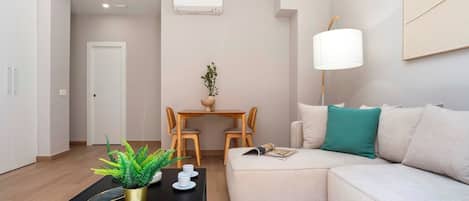 Apartment (1 Bedroom) | Wohnbereich