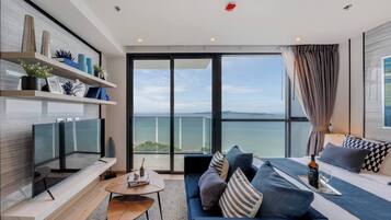 Condo, 2 Bedrooms, Accessible, Smoking | Living room