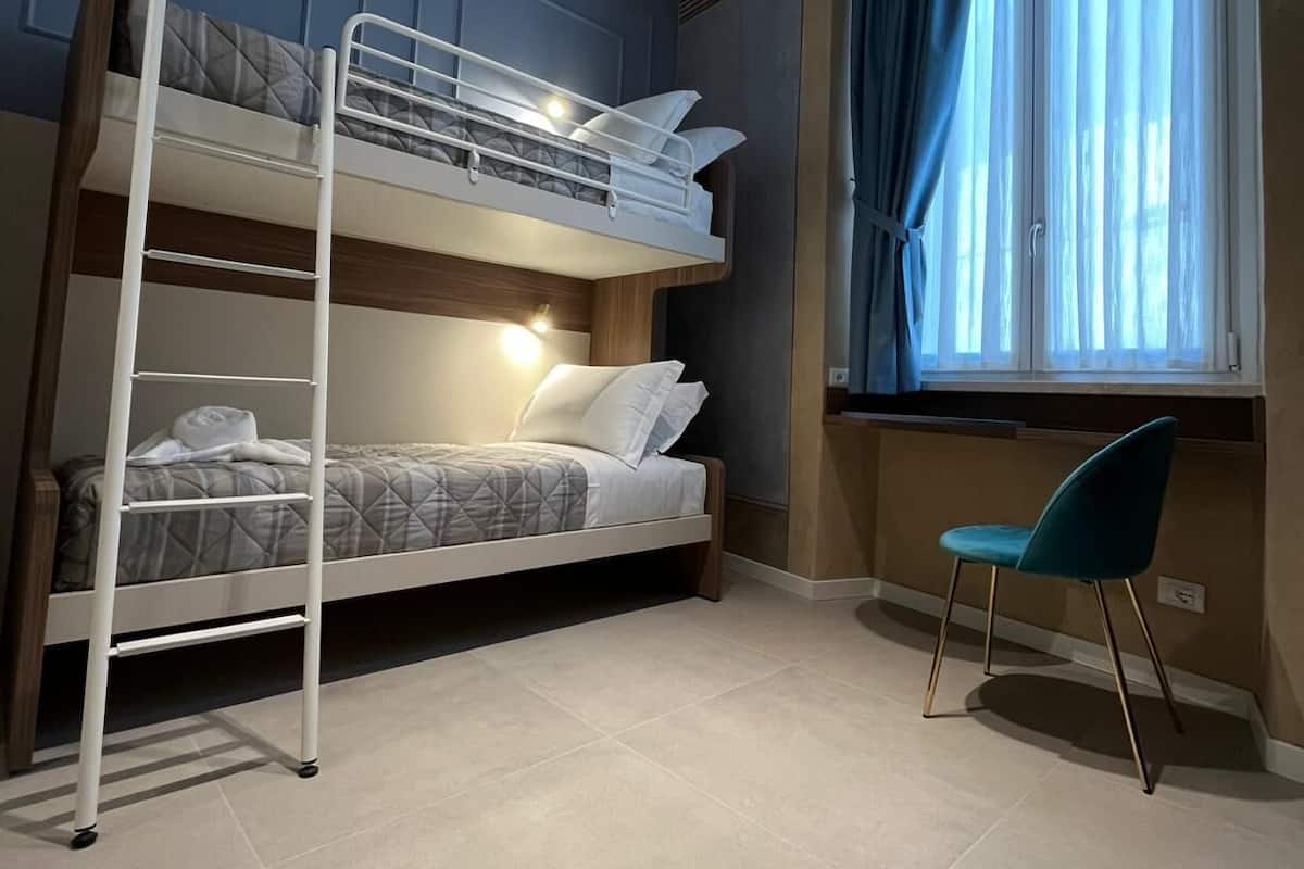 Comfort Twin Room | In-room safe, desk, laptop workspace, blackout drapes