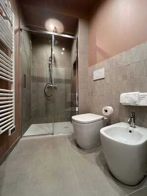 Standard Double Room | Bathroom | Shower, rainfall showerhead, free toiletries, hair dryer - Natorè Camere di Charme (Verona)