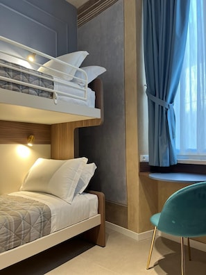 Comfort Twin Room | In-room safe, desk, laptop workspace, blackout drapes