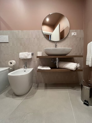 Standard Double Room | Bathroom | Hair dryer, towels, soap, shampoo