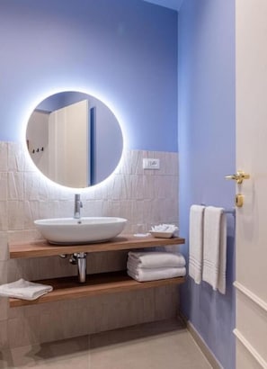 Phòng đôi Tiêu chuẩn | Phòng tắm | Máy sấy tóc, khăn tắm, xà phòng, dầu gội