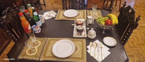 Daily continental breakfast (EUR 7.99 per person)