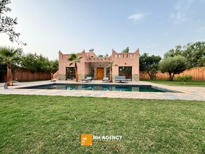 حمام سباحة