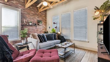 Smart-TV, Tischfußball, Bücher