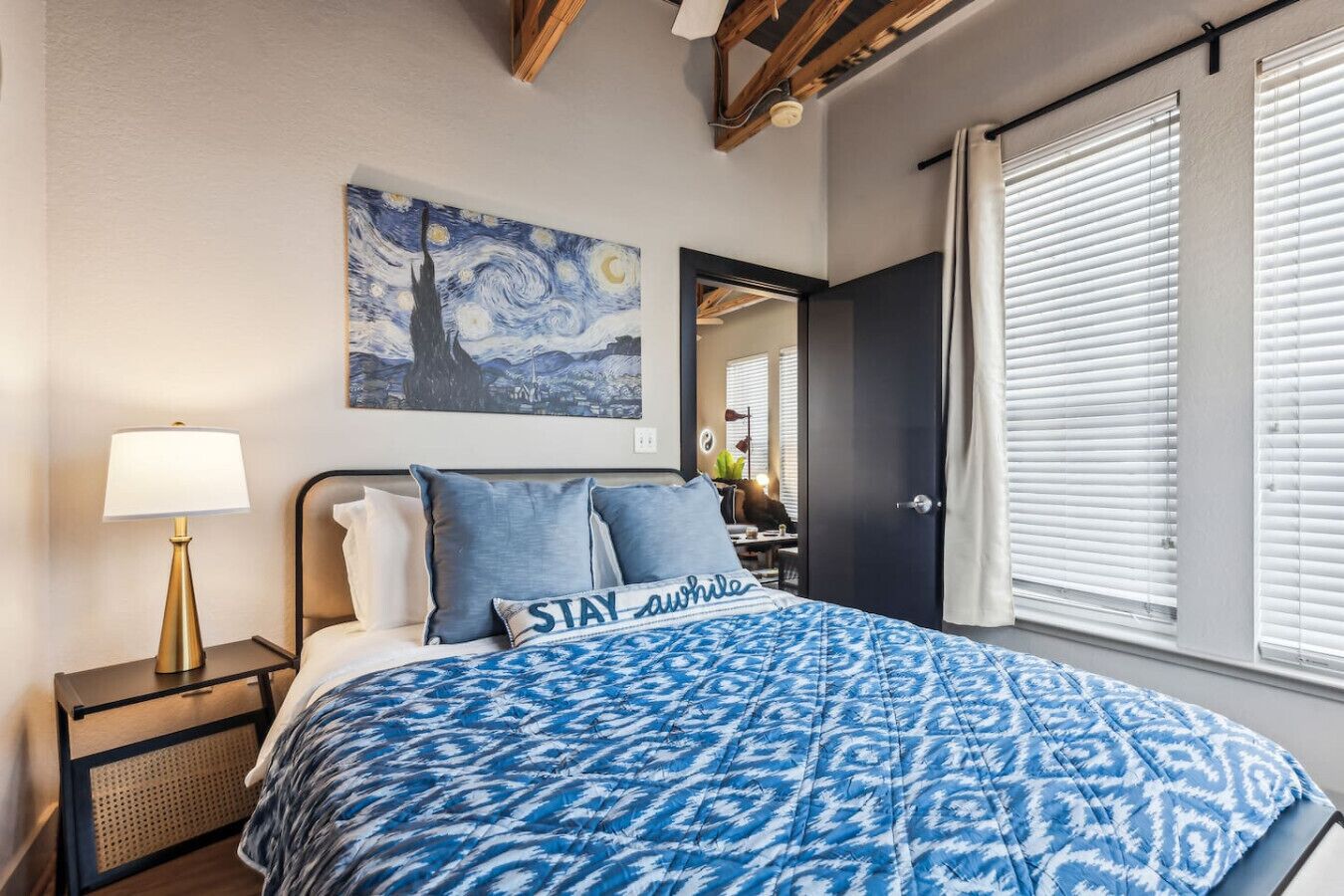 2 chambres, bureau, fer et planche à repasser, lit parapluie