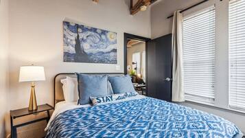 2 chambres, bureau, fer et planche Ă repasser, lit parapluie