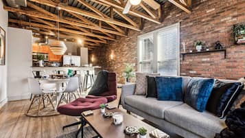 TV connectée, baby-foot, livres