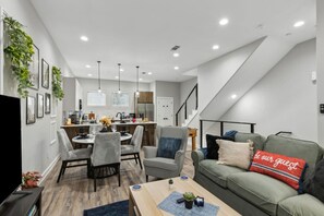 Smart-TV, Tischfußball, Bücher