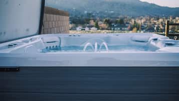 Bañera de hidromasaje al aire libre